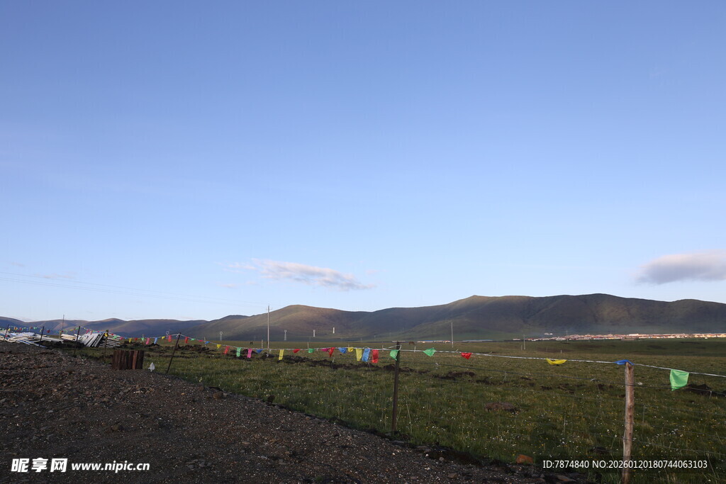 田园风光中的远山与田野