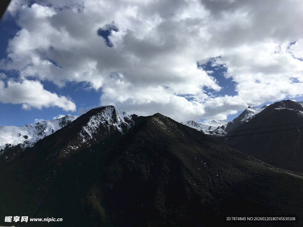 蓝天白云下的巍峨山脉