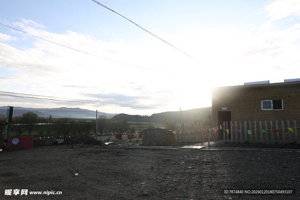 夕阳下的乡村景象