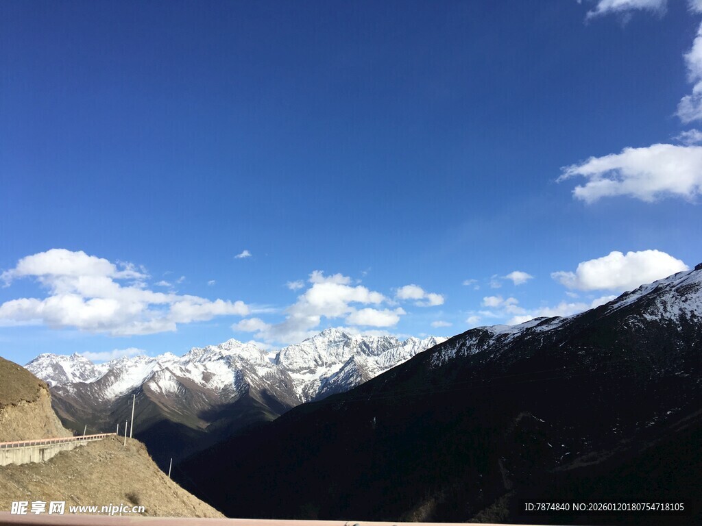 蓝天白云下的壮丽山脉