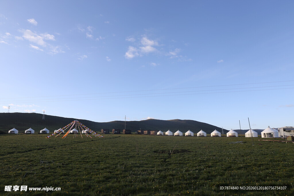 草原上的帐篷营地