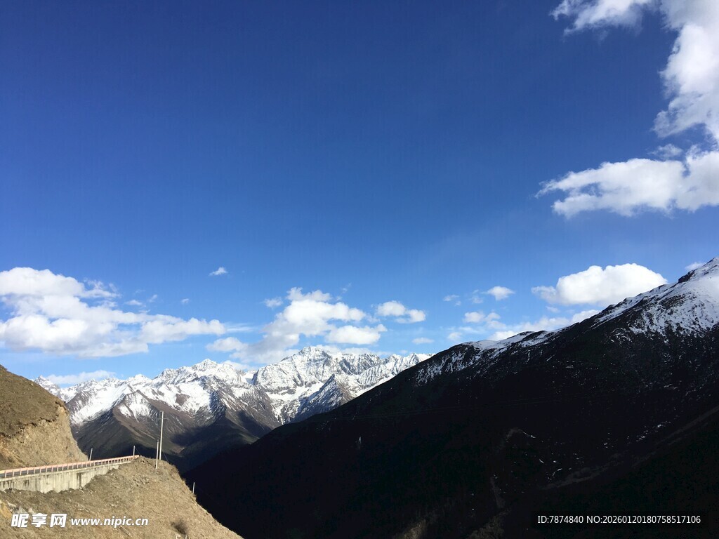 雪山蓝天间的壮美山景