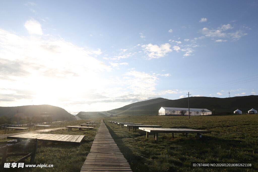草原上的木栈道与远处建筑