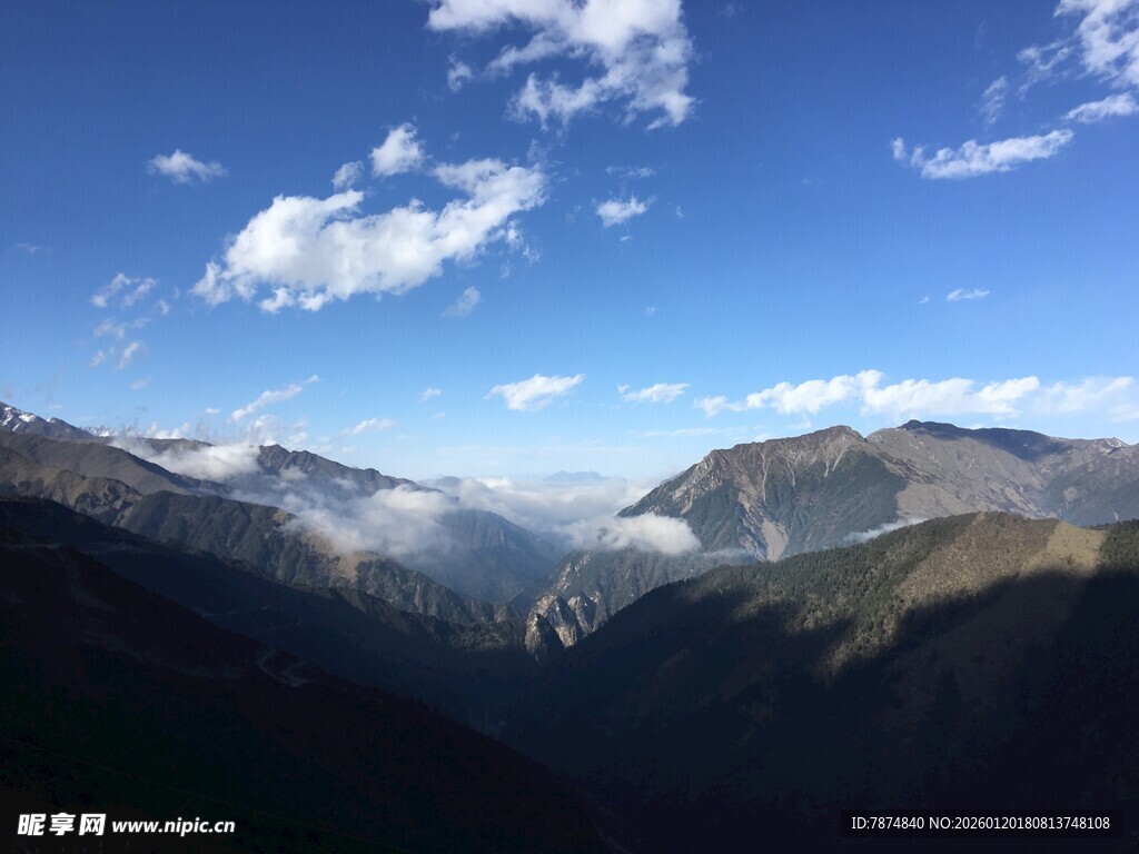壮丽山谷蓝天白云美景