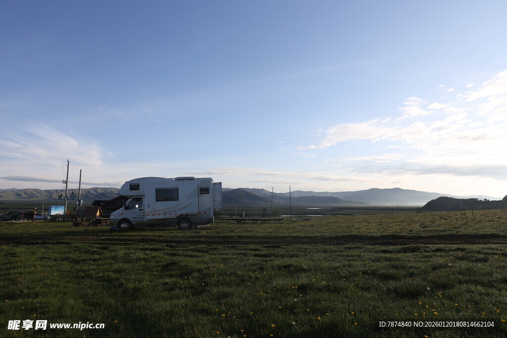 草原上的白色房车