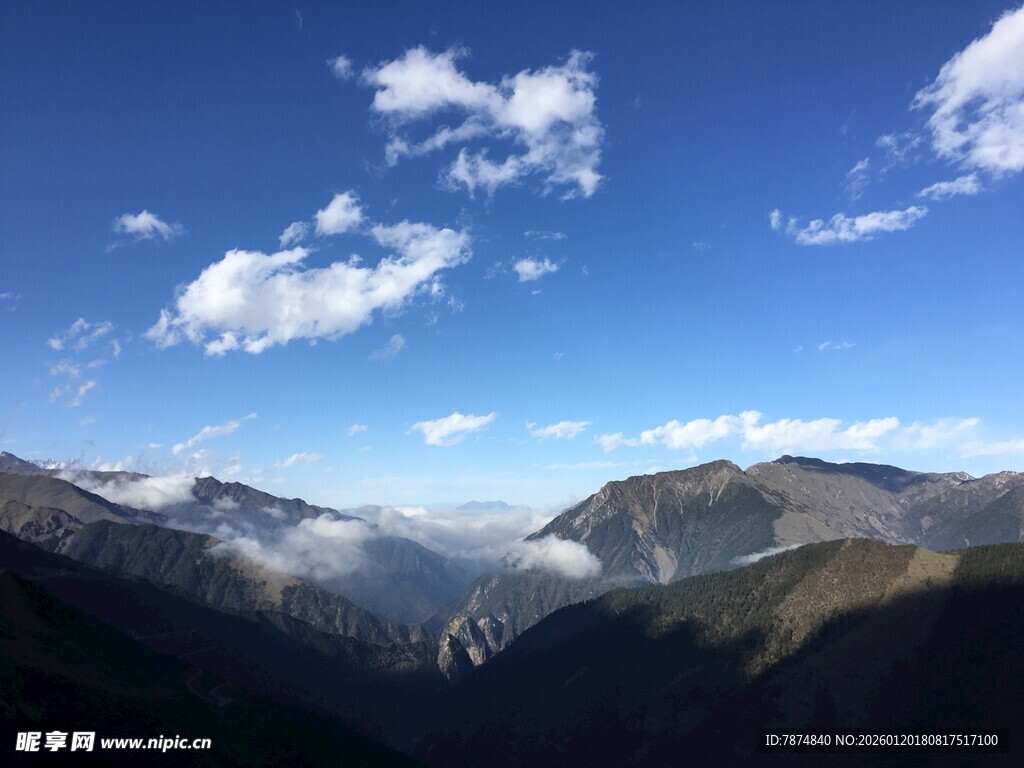 蓝天白云下的壮丽山峦