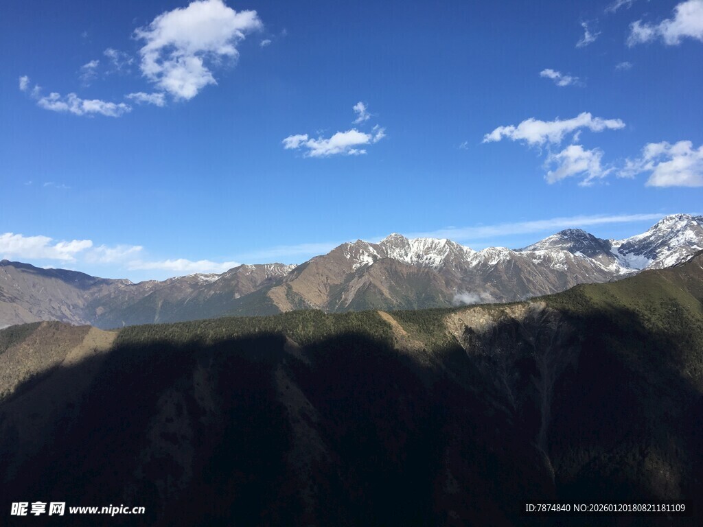 壮丽山景 蓝天白云相伴