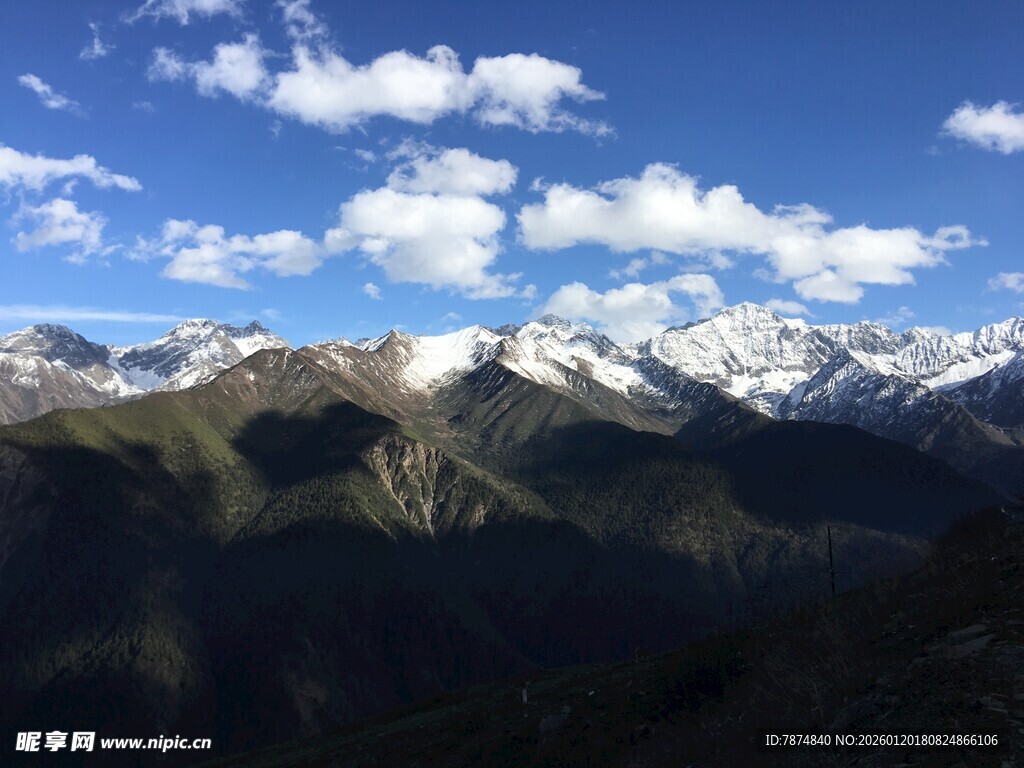 壮丽雪山蓝天美景