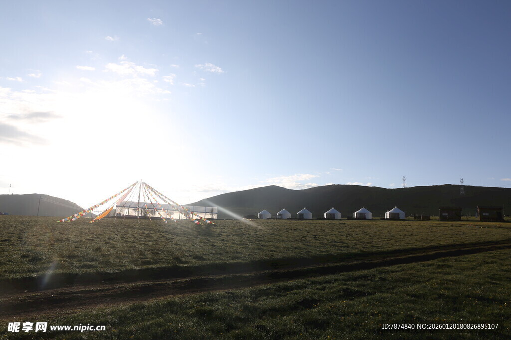 田园风光中的灌溉场景