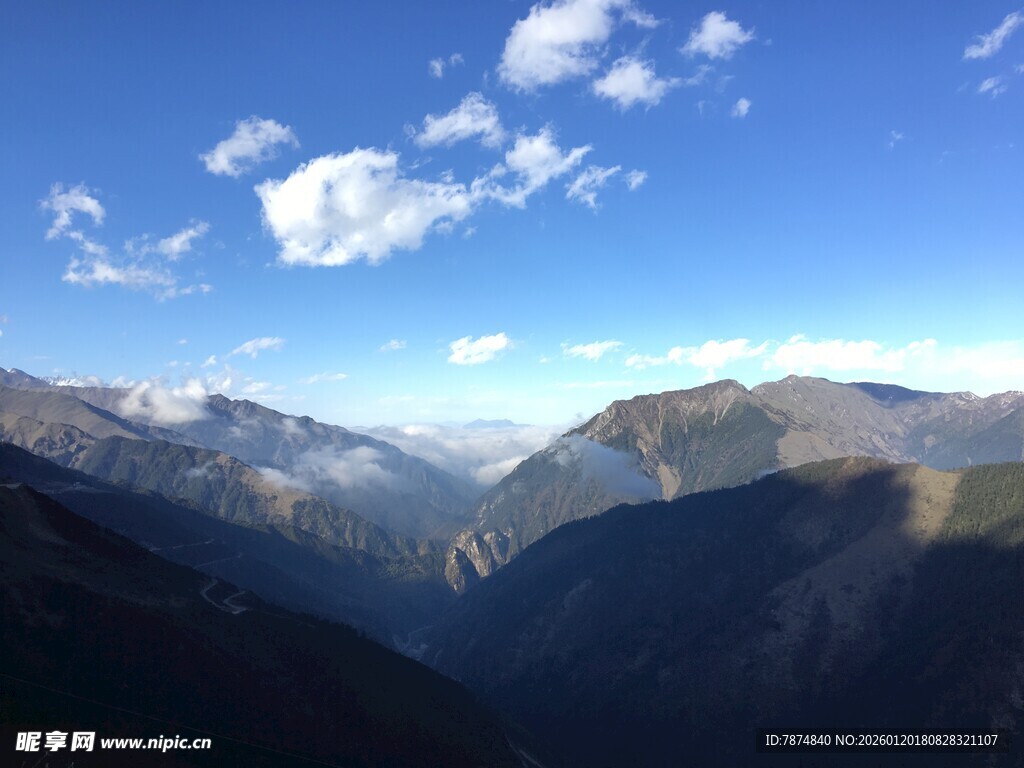 壮丽山景与蓝天白云