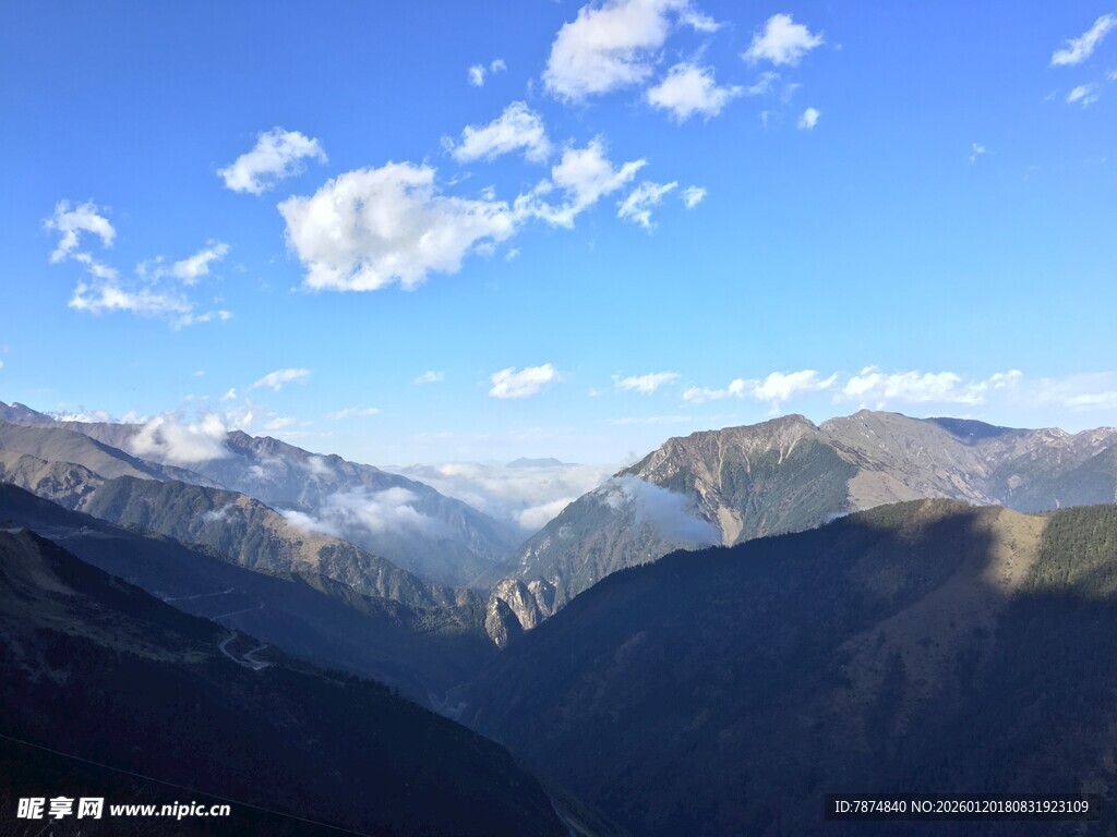 壮丽山景与蓝天白云