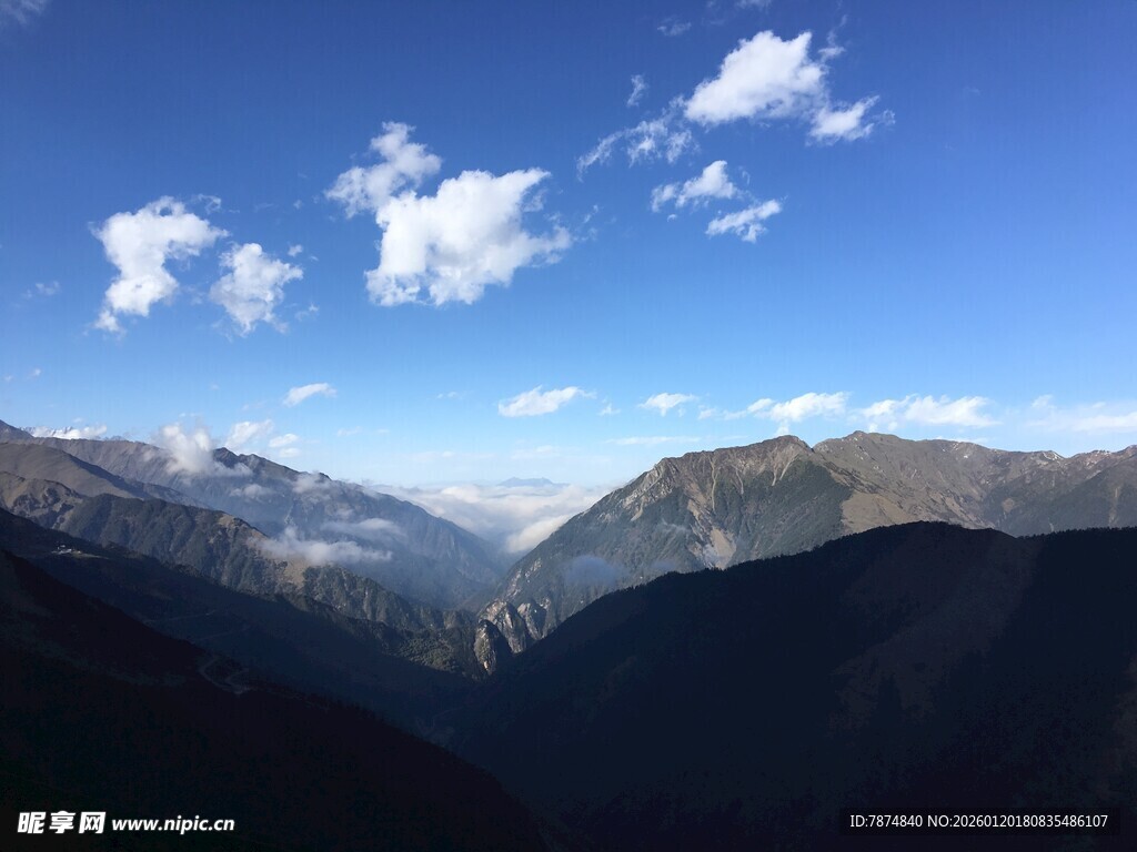壮丽山景与蓝天白云