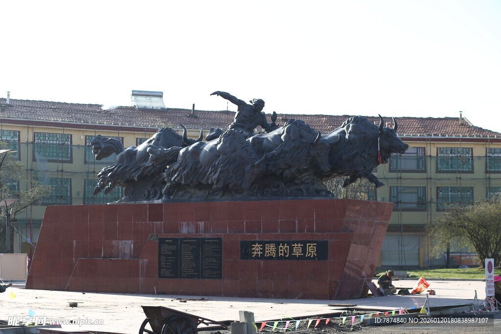 城市广场上的大型雕塑