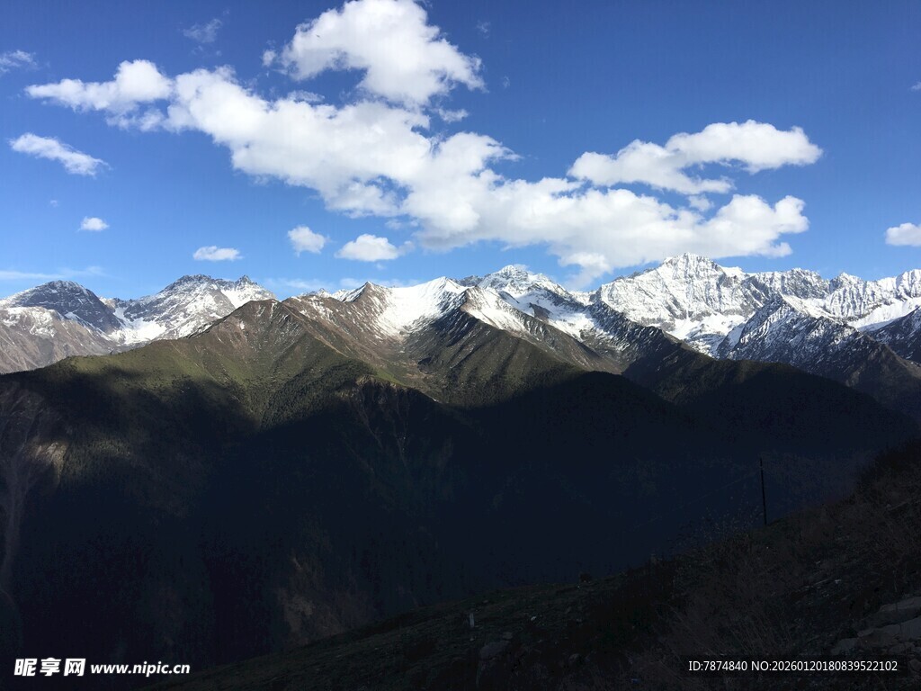 壮丽雪山蓝天美景