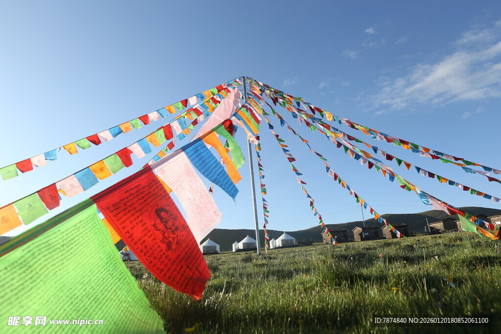 草原上的五彩经幡