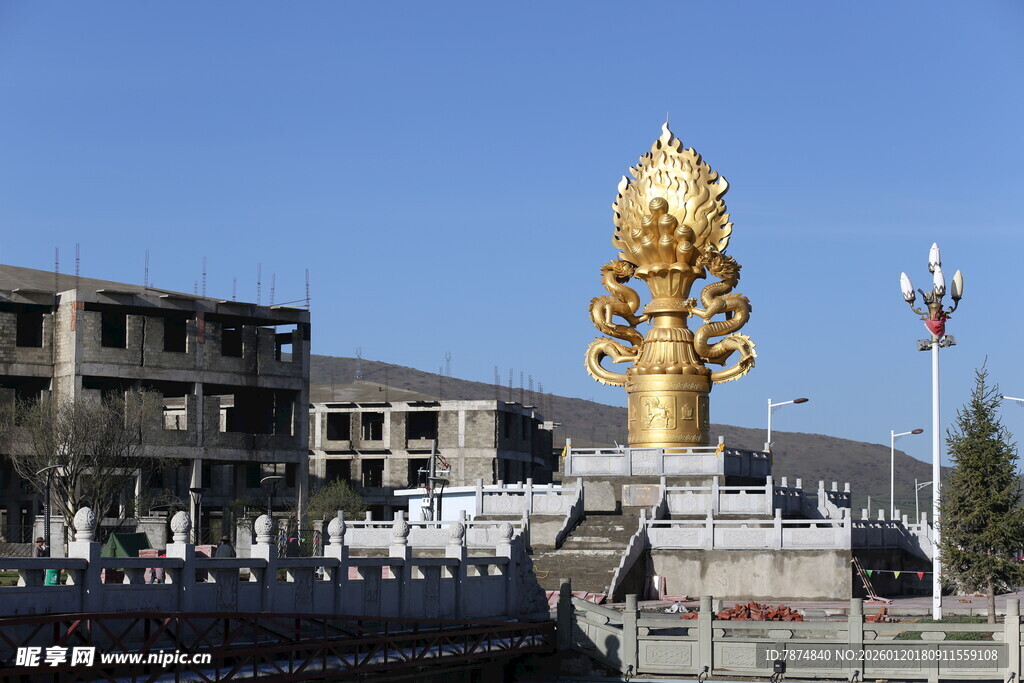 金色雕塑矗立在开阔场地