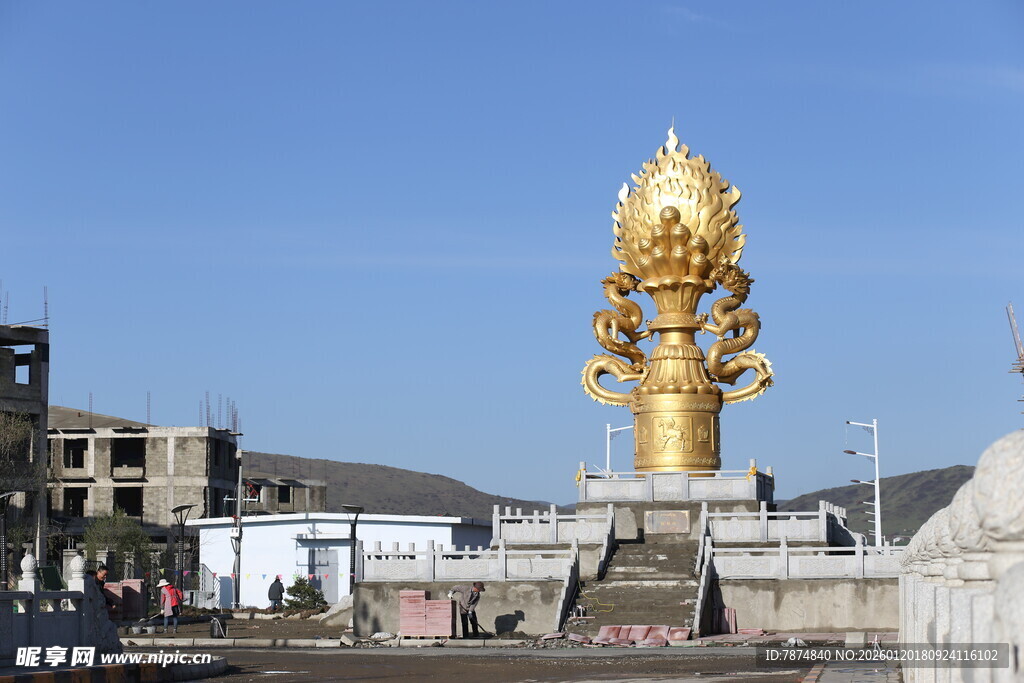 庄严金色雕塑屹立于广场