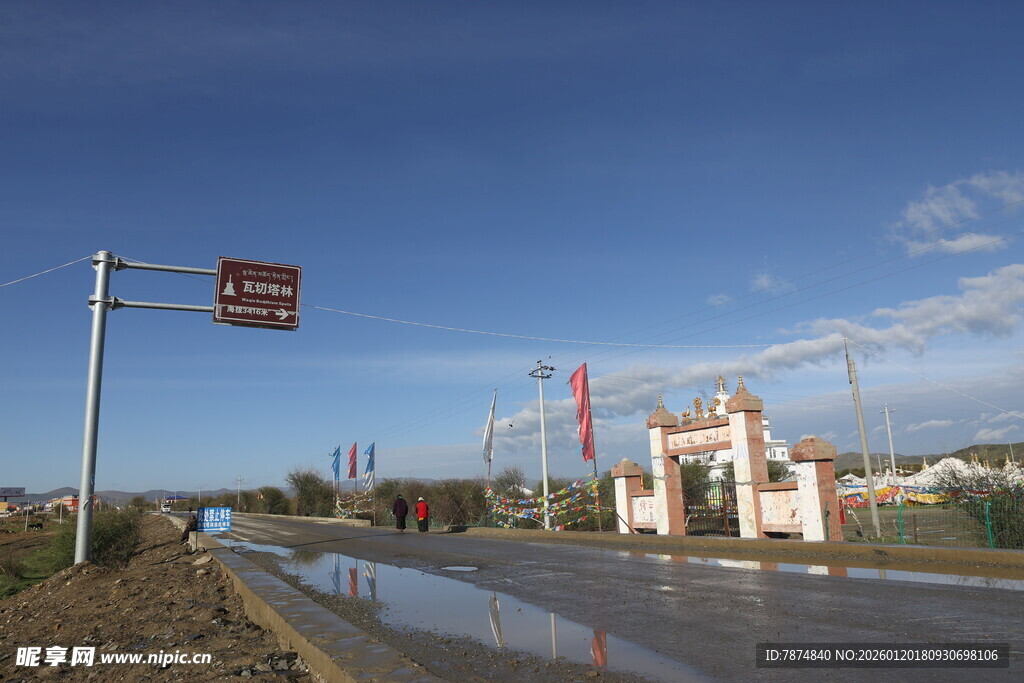 公路旁的建筑与指示牌