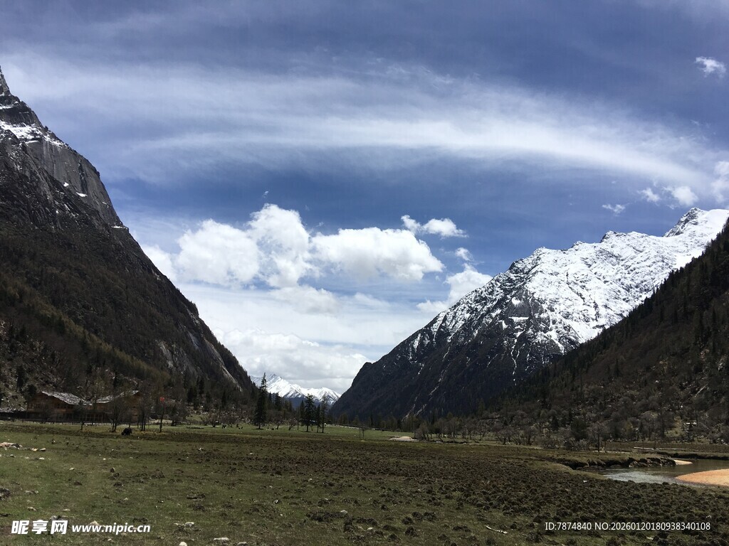 山谷草原蓝天白云美景