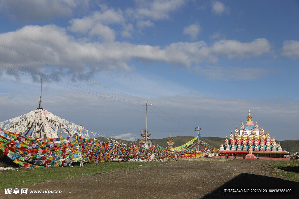 草原多彩风景与特色建筑