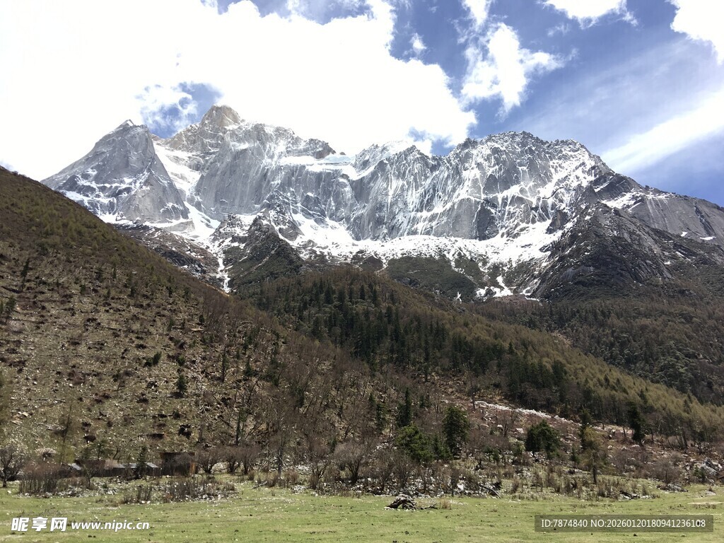 壮丽雪山下的开阔景致
