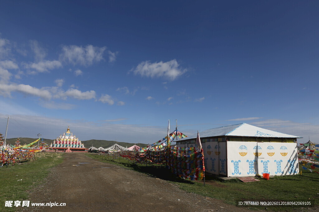 草原上的蒙古包风景