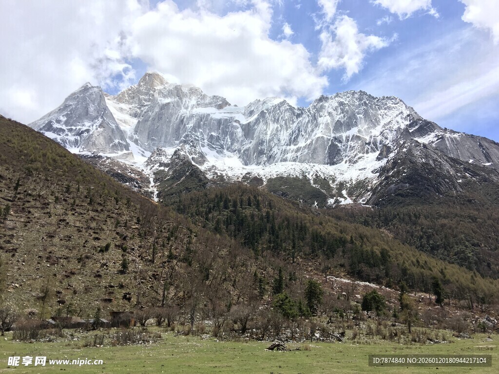 壮丽雪山下的山野风光