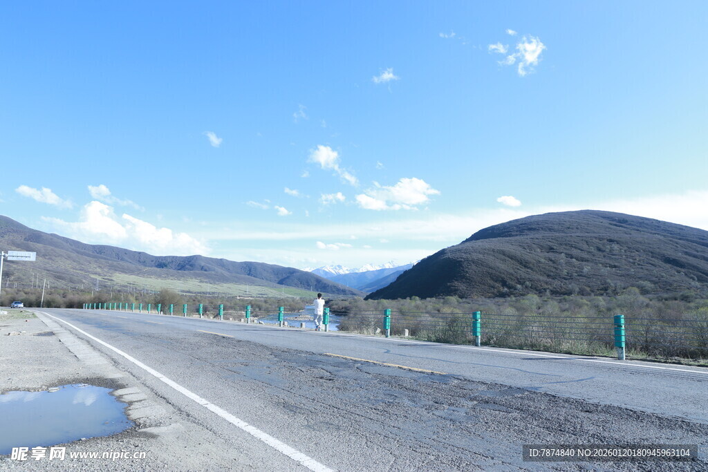 公路风景 远山蓝天相伴