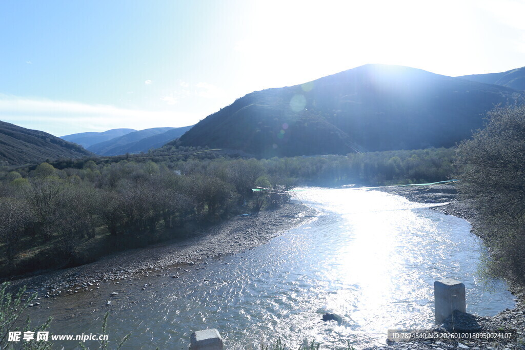 山间溪流映着灿烂阳光