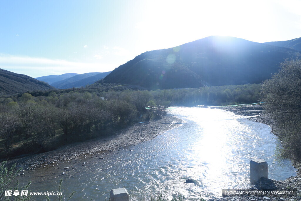 山间溪流映暖阳