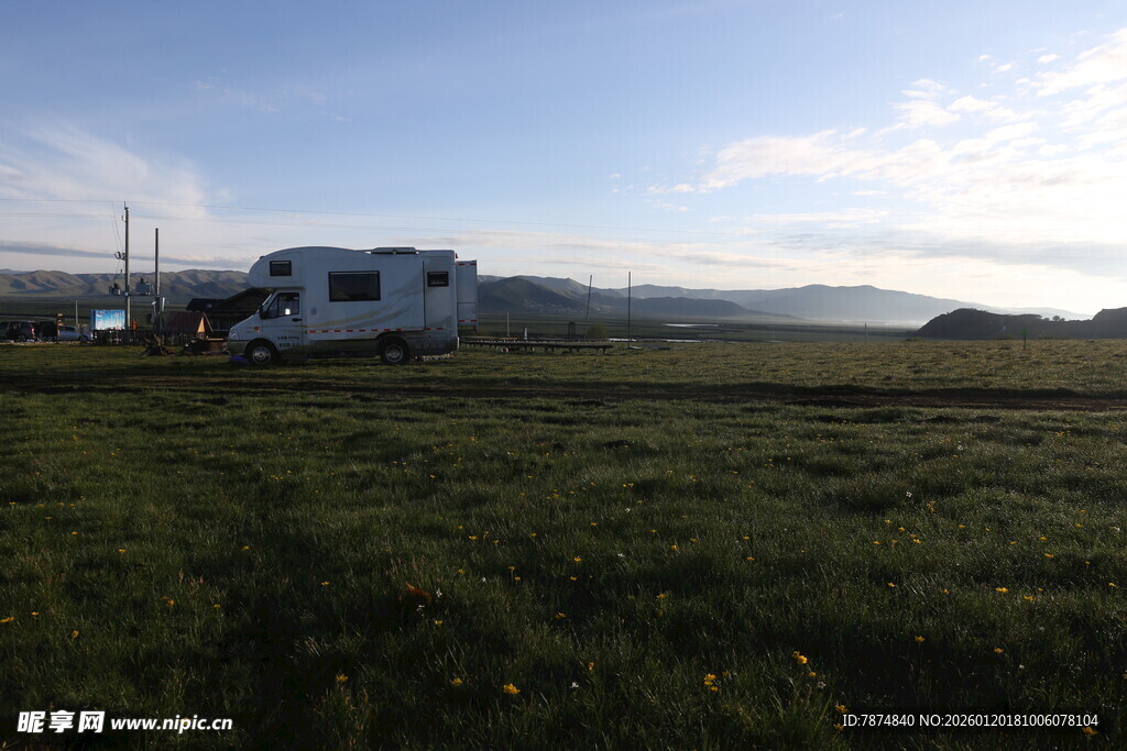 草原上的白色房车