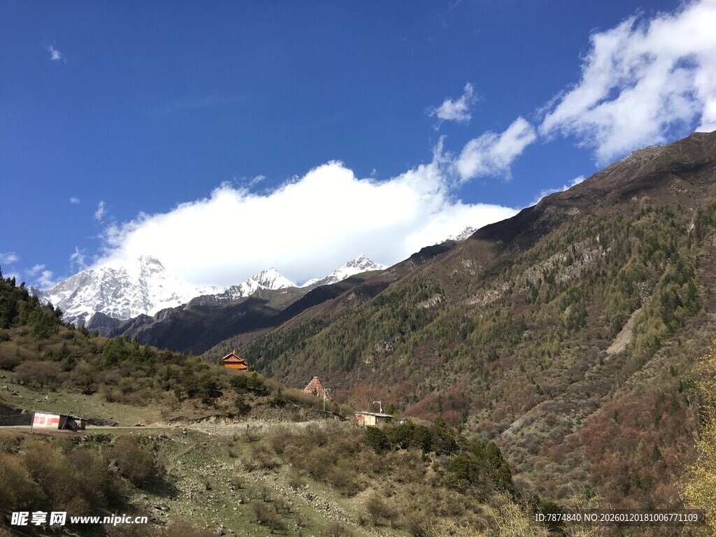 山间美景 蓝天白云下的村落