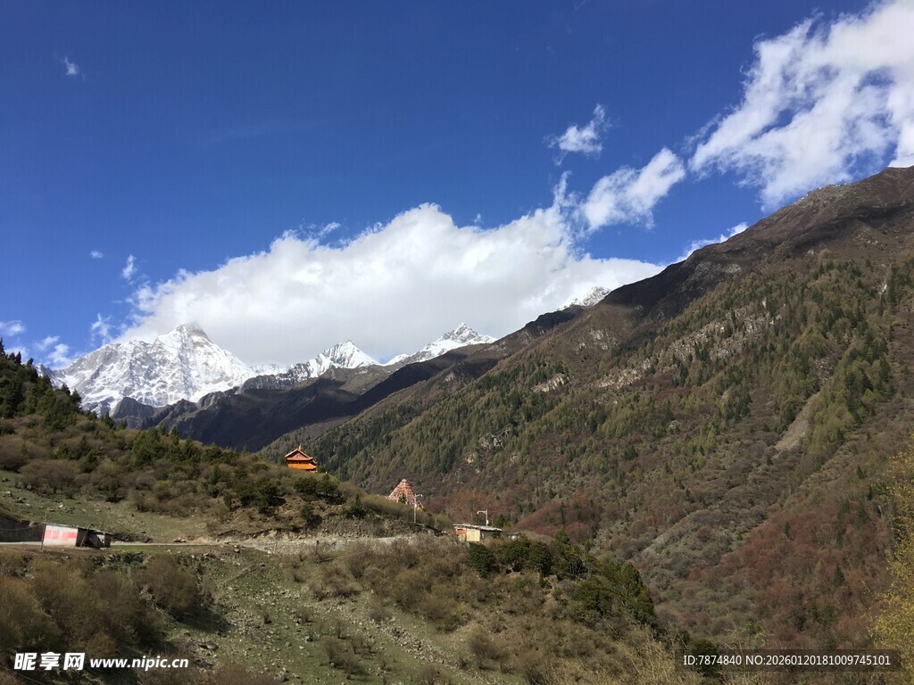 山间美景 蓝天白云覆青山