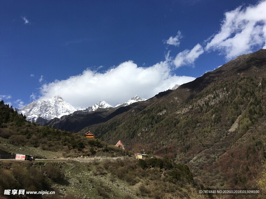山间美景 蓝天白云覆雪山