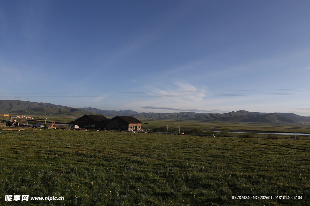 草原上的小屋与蓝天美景