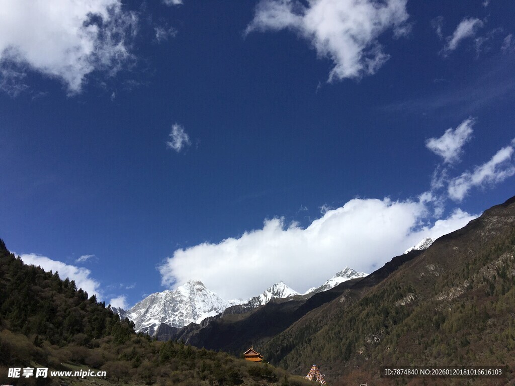 蓝天白云下的壮丽山景
