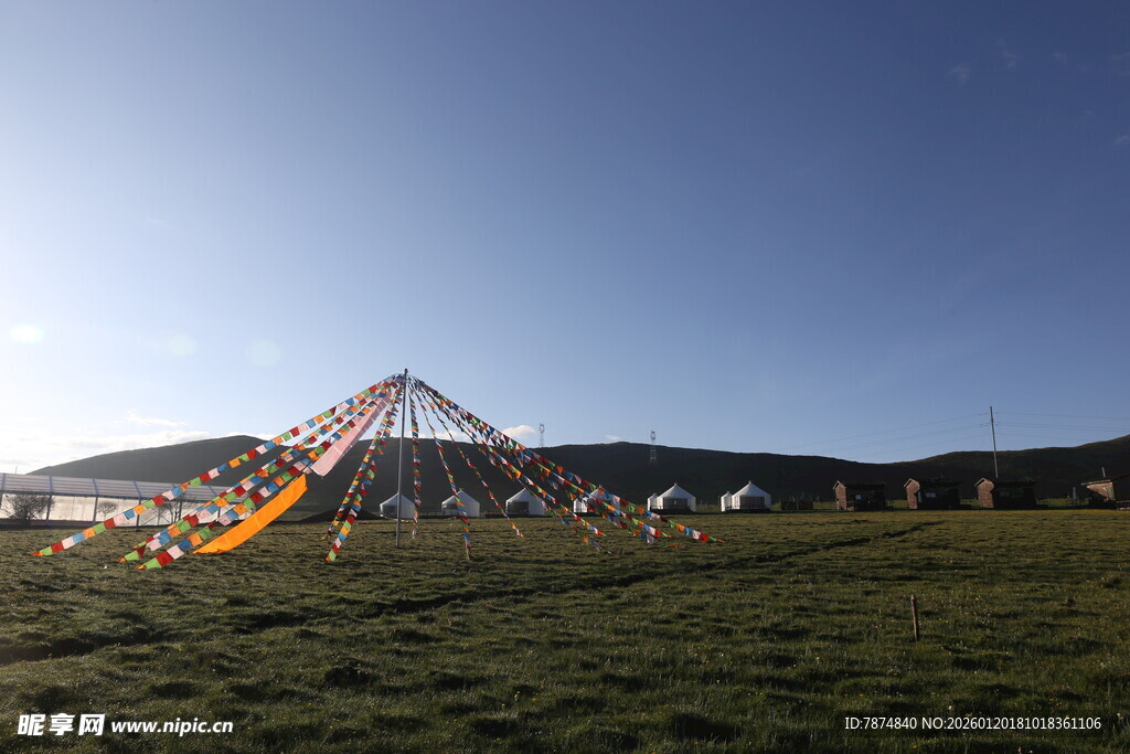 草原上的多彩游乐设施