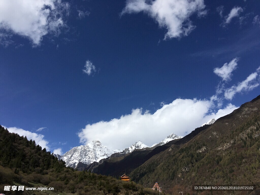 蓝天白云下的壮美山峦