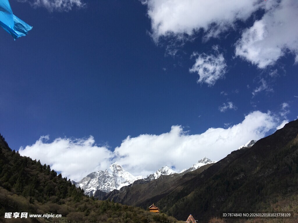 蓝天白云下的山间美景