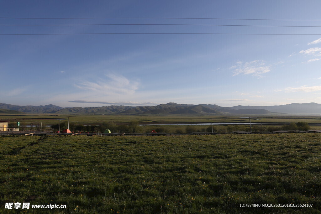 草原风光 远处有几座房屋