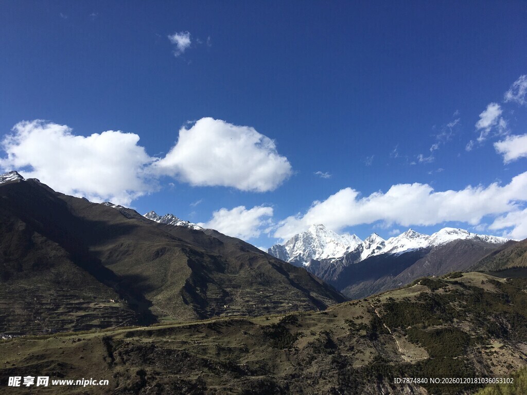蓝天白云下的壮美山峦