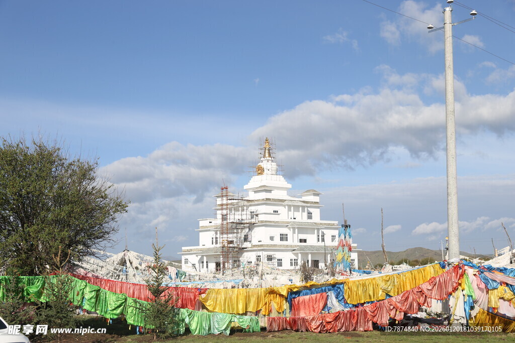 藏式白塔与五彩经幡景观