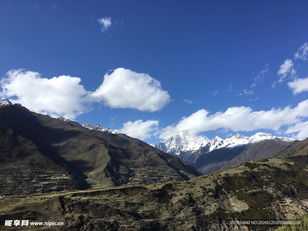 壮丽雪山蓝天美景