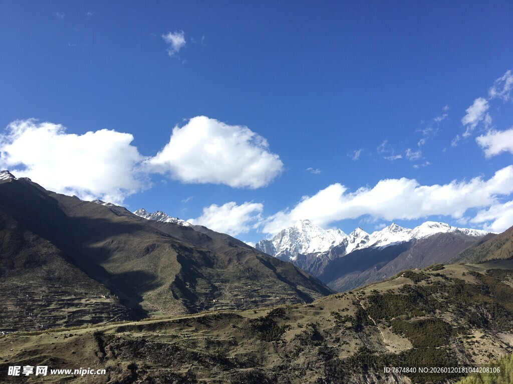 蓝天白云下的壮美山川