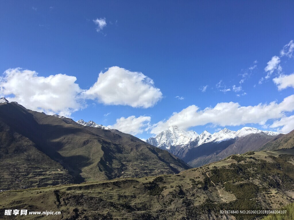 壮丽山景与蓝天白云