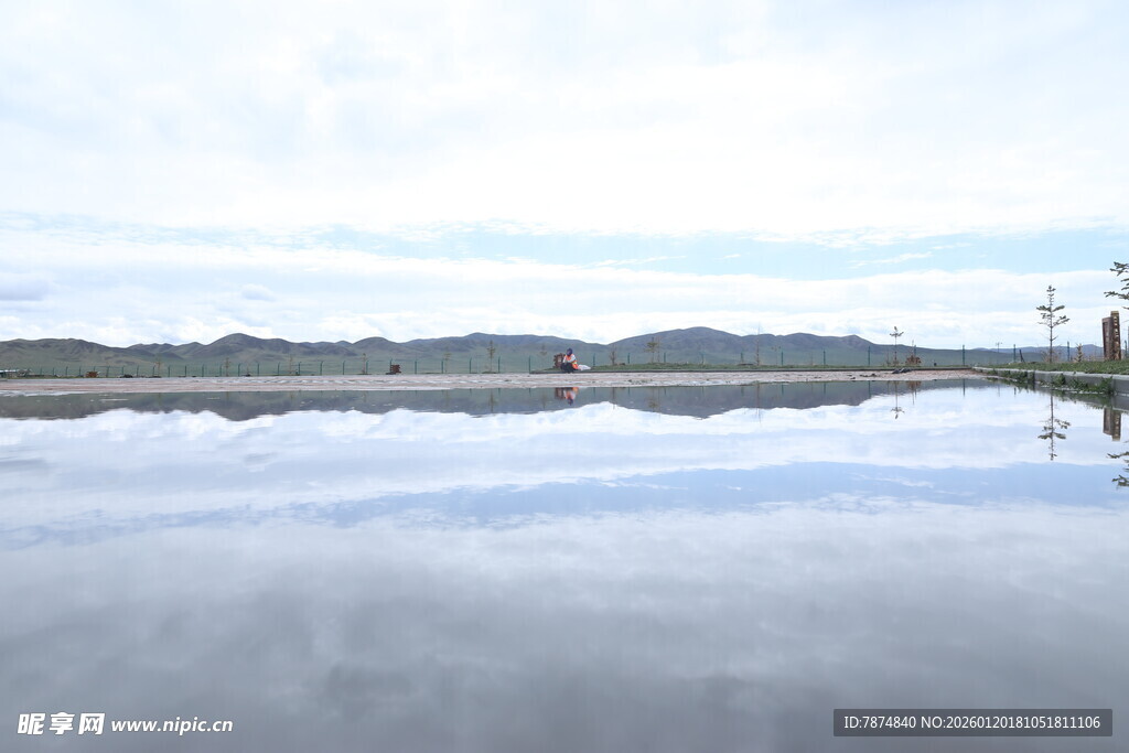 平静湖面与远处山峦倒影