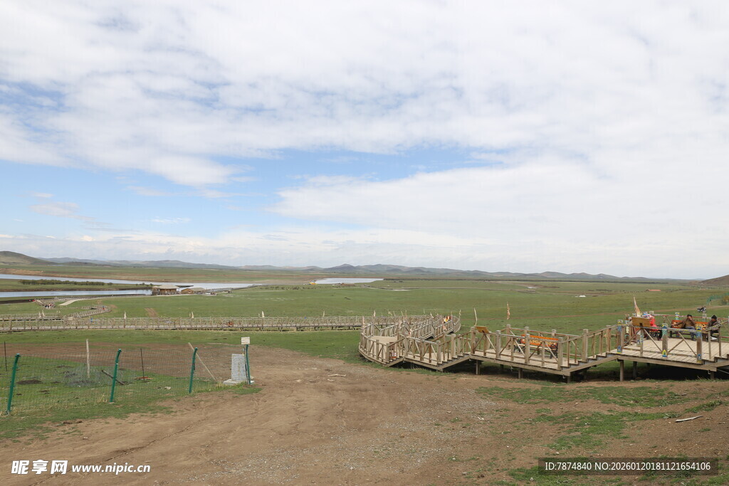 草原风光 远处围栏与行人