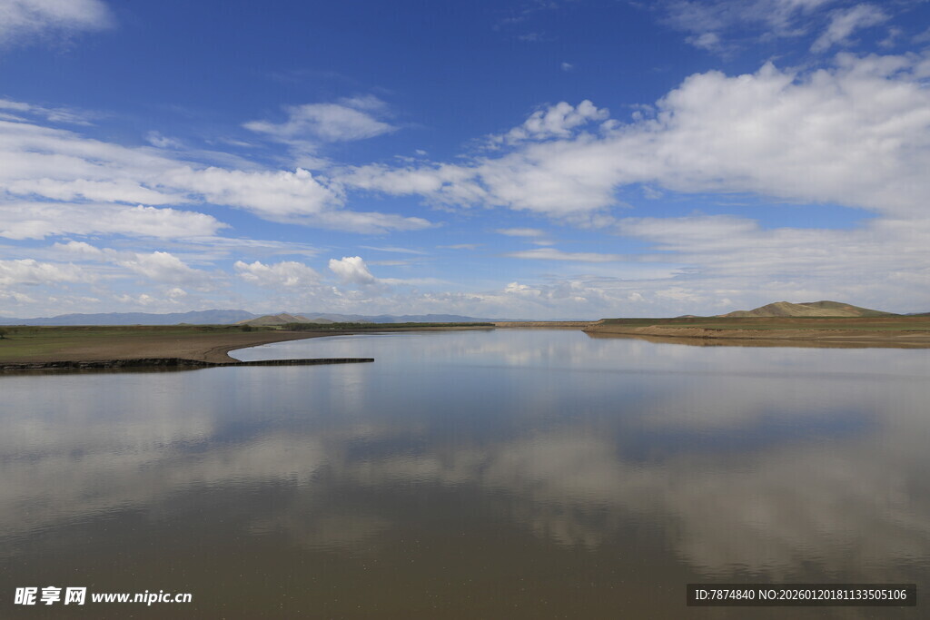 宁静湖面与蓝天白云倒影