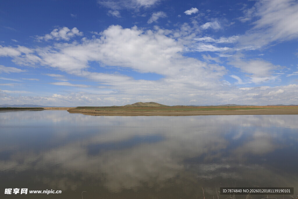 蓝天碧水间的宁静湖面