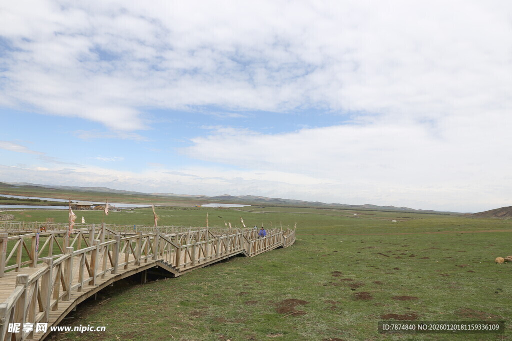 草原木桥与蓝天白云美景